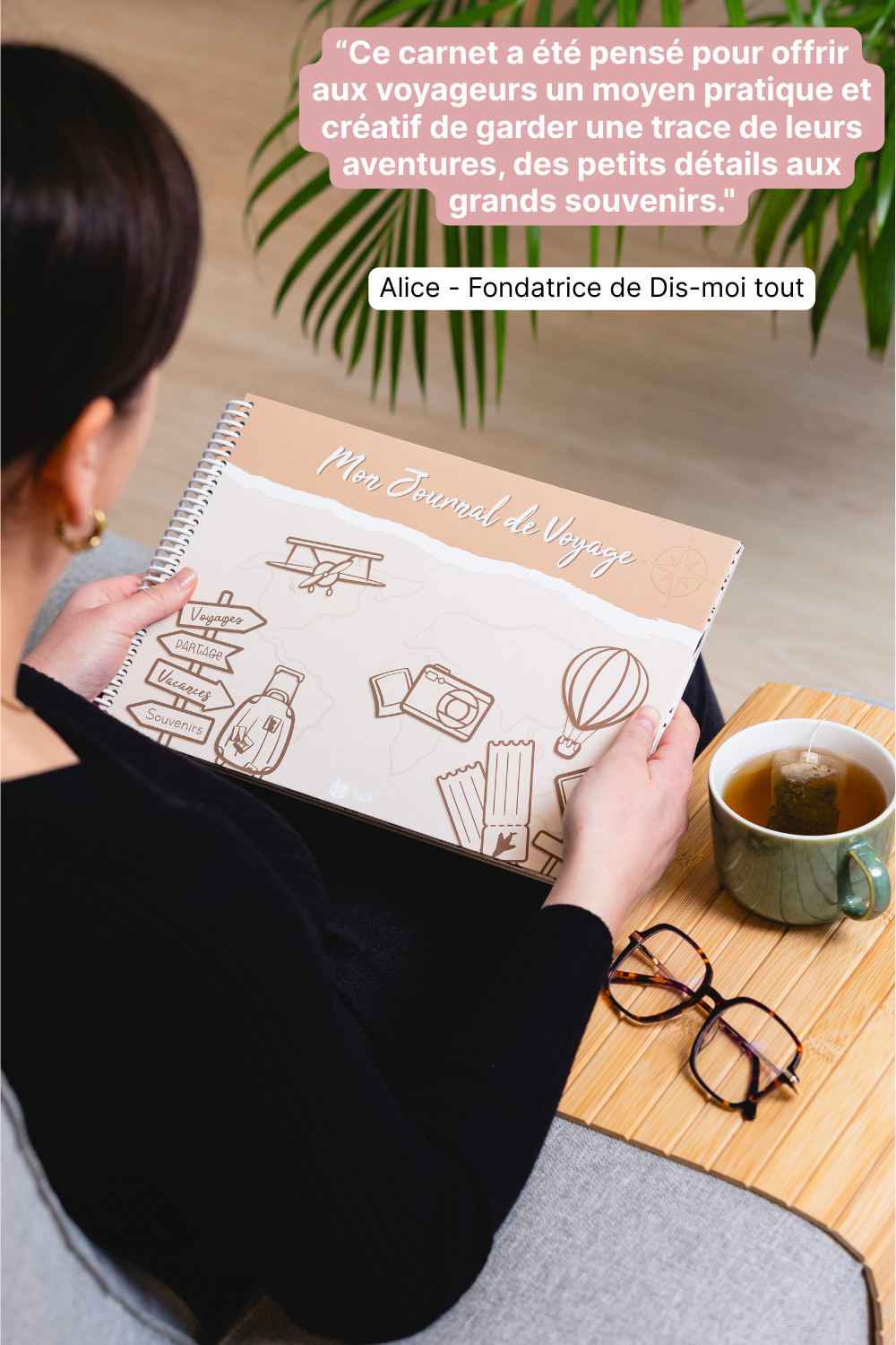 Livre de voyage tenu en main