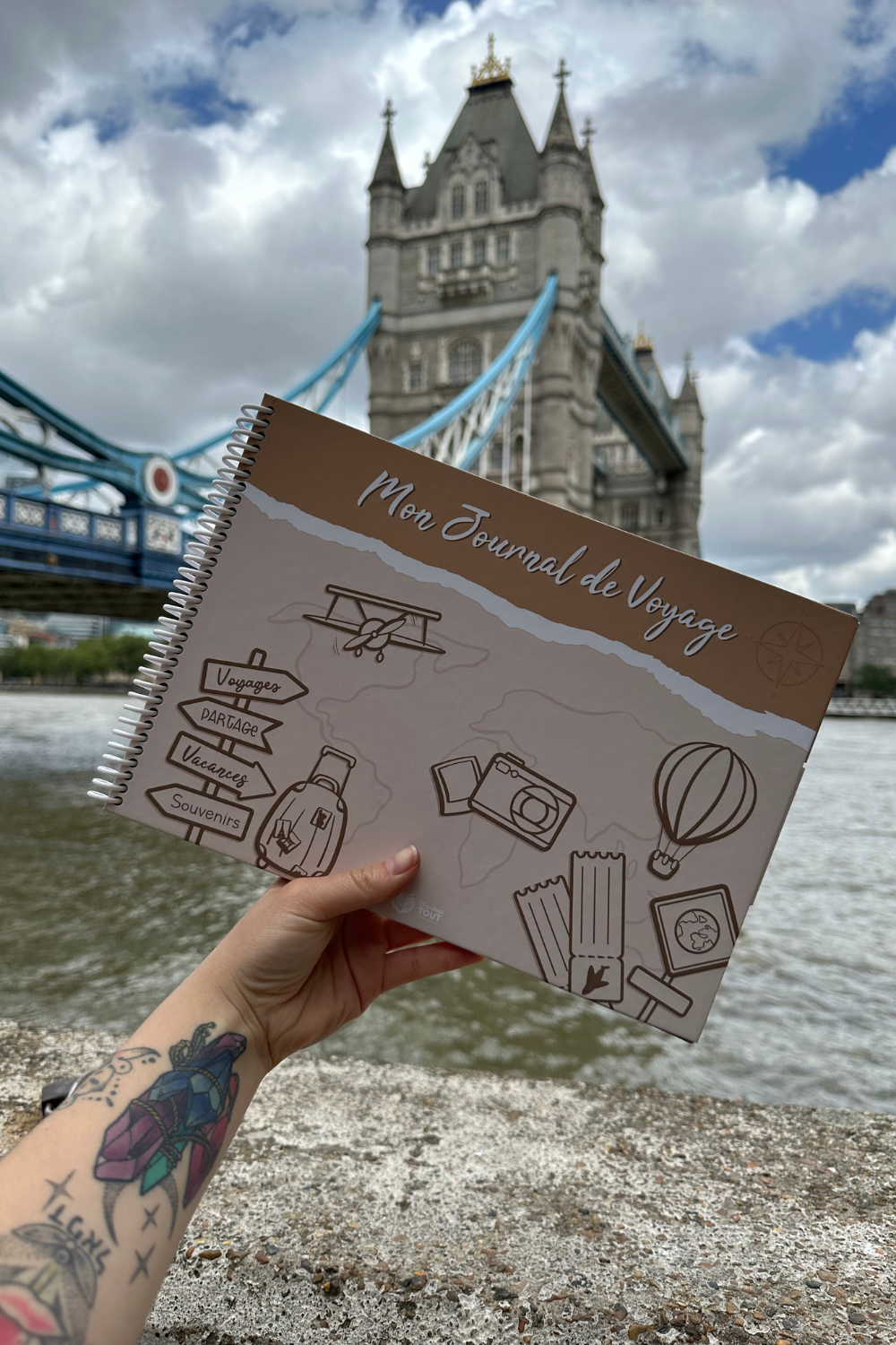 Livre de voyage devant le pont de Londres