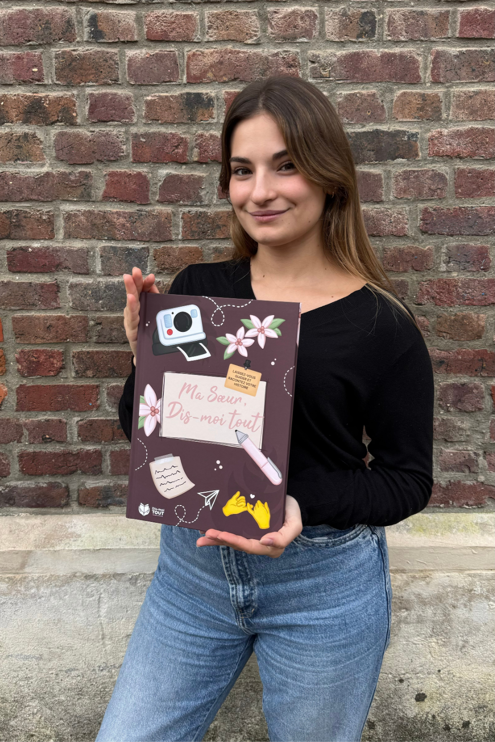 Livre Ma soeur, dis-moi tout tenu en main
