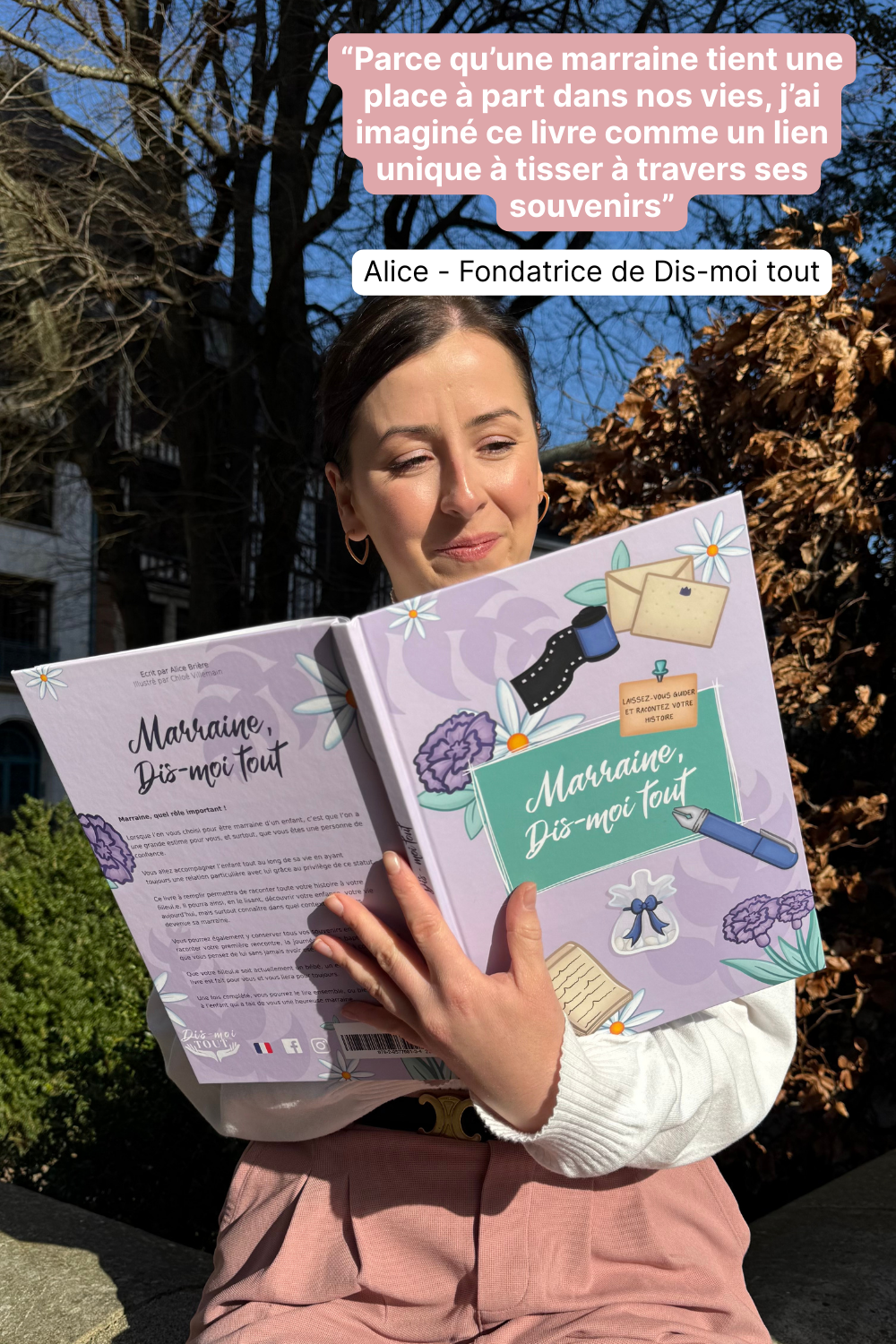 Photo d'Alice Brière avec le livre "Marraine, Dis-moi tout" entre les mains. En haut de l'image, il y a un petit texte dans lequel elle explique comment lui est venu l'idée du livre "Marraine, Dis-moi tout".