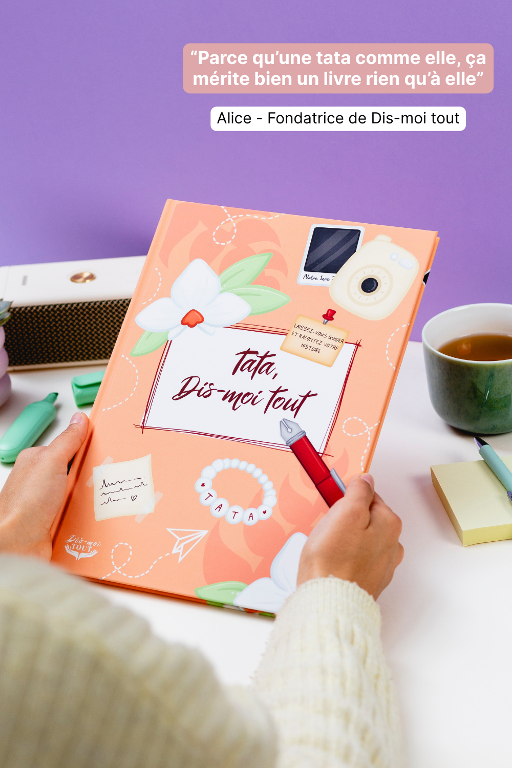 livre tata, dis-moi tout tenu en mains