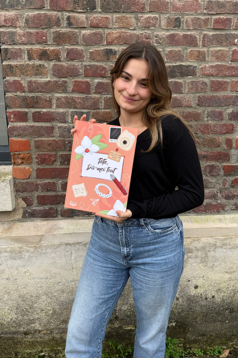 livre tata, dis-moi tout tenu en mains