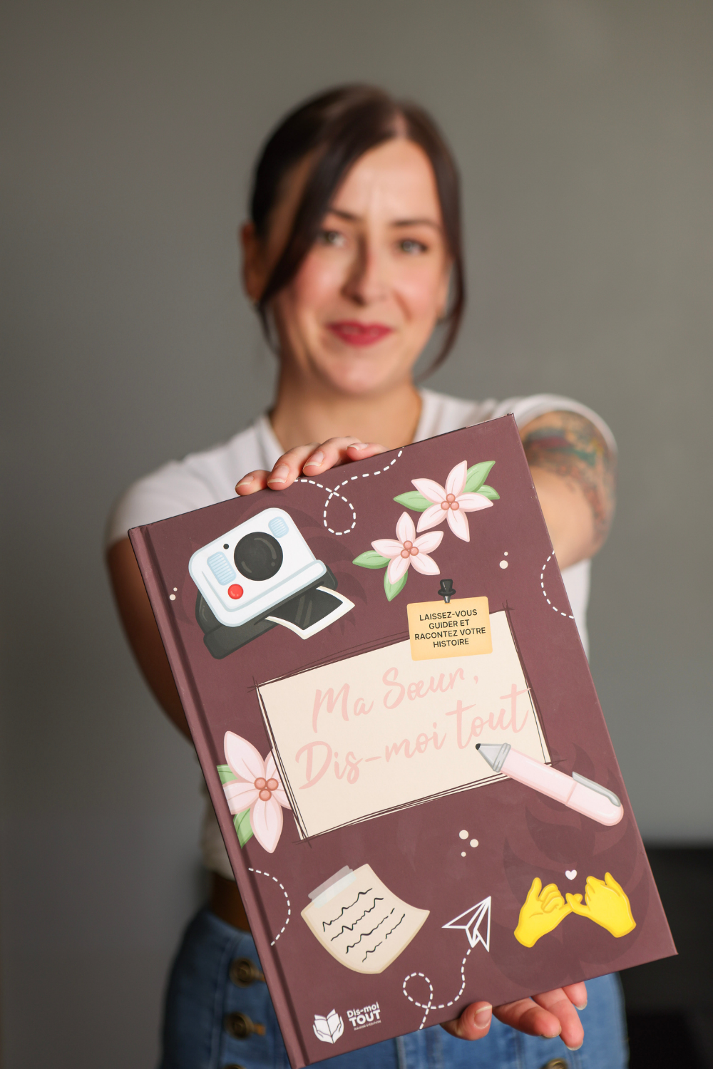 livre Ma soeur, dis-moi tout dans les mains