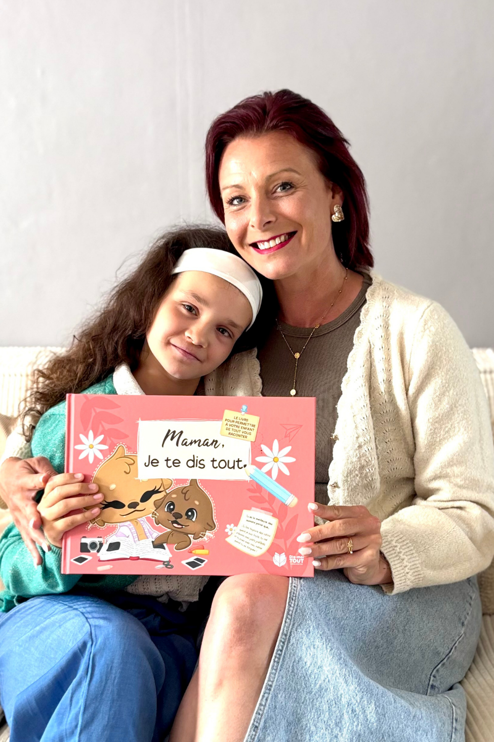 Une mère et sa fille nous montrent le livre "Maman, je vous dis tout"