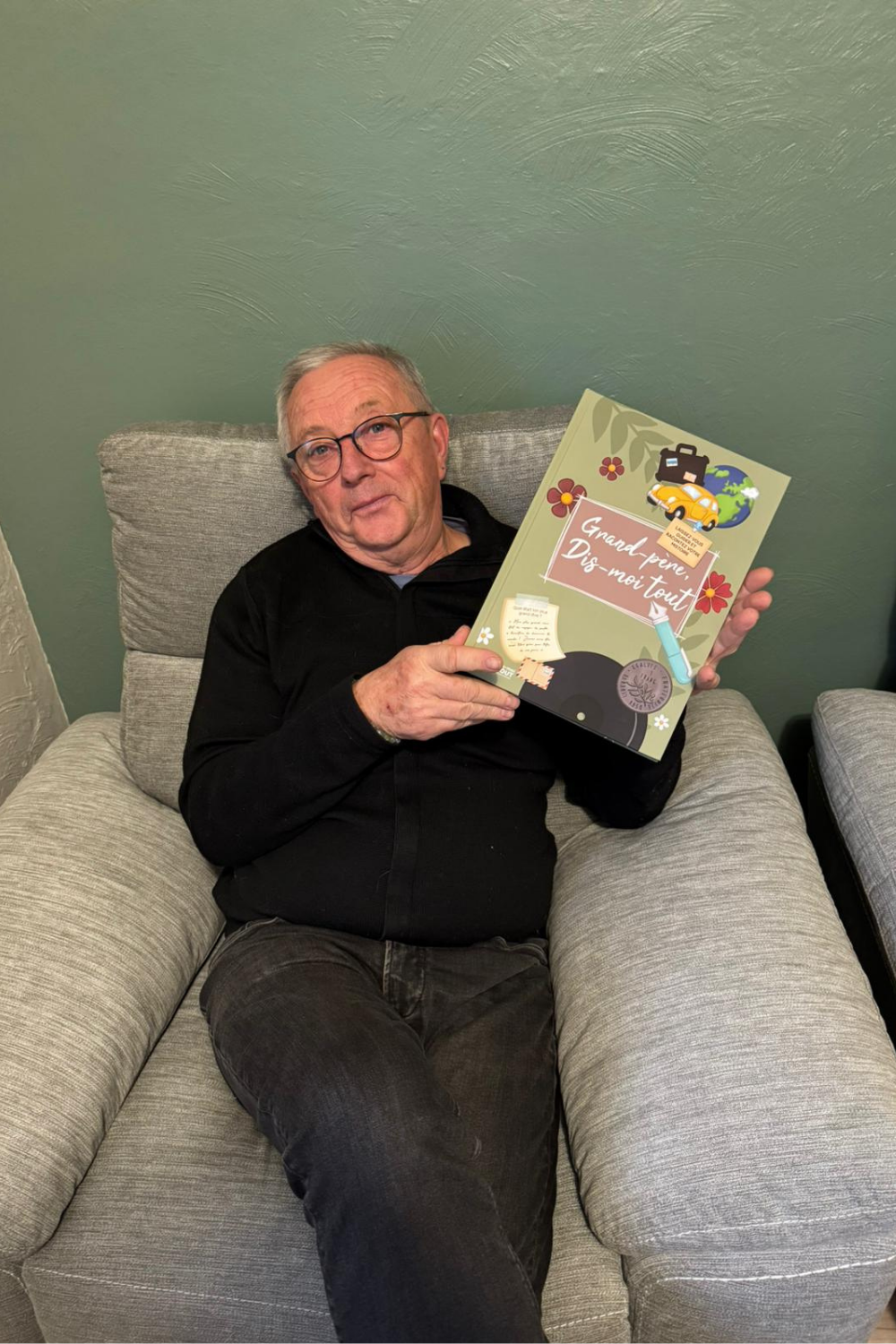 livre tenu par un grand-père