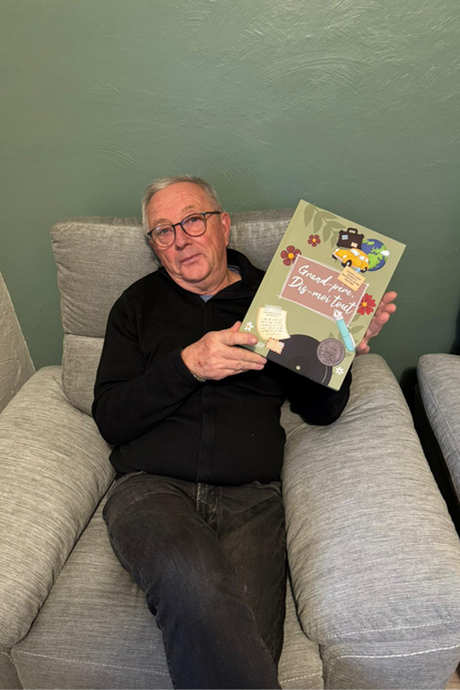 livre tenu par un grand-père