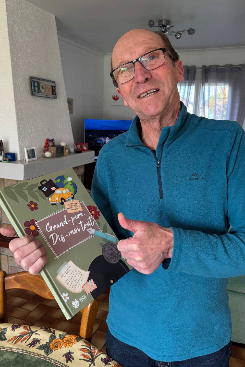 livre tenu dans les mains