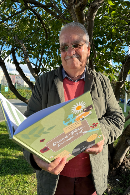 grand père tient le livre dans ses mains