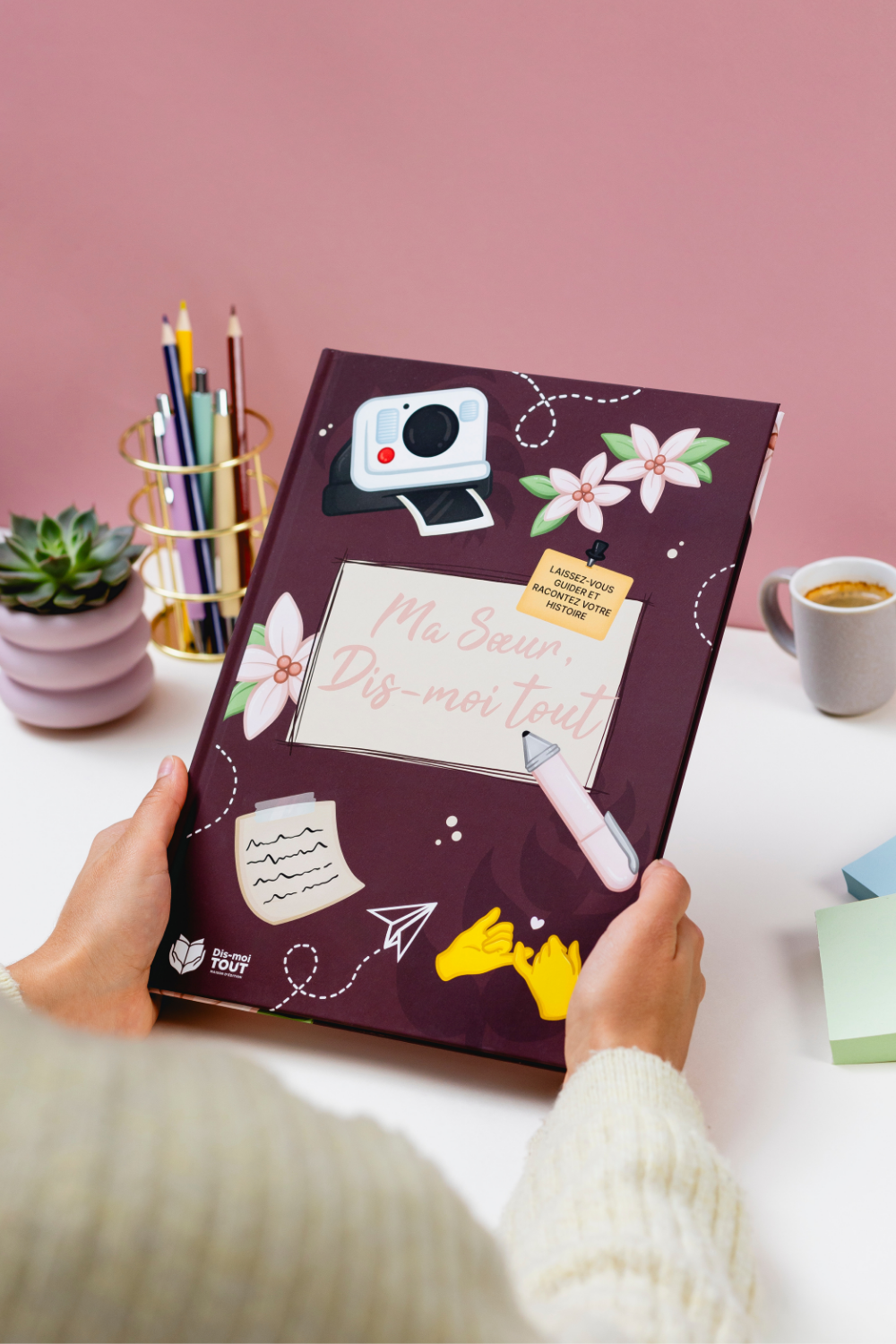 livre pour soeur tenu en main