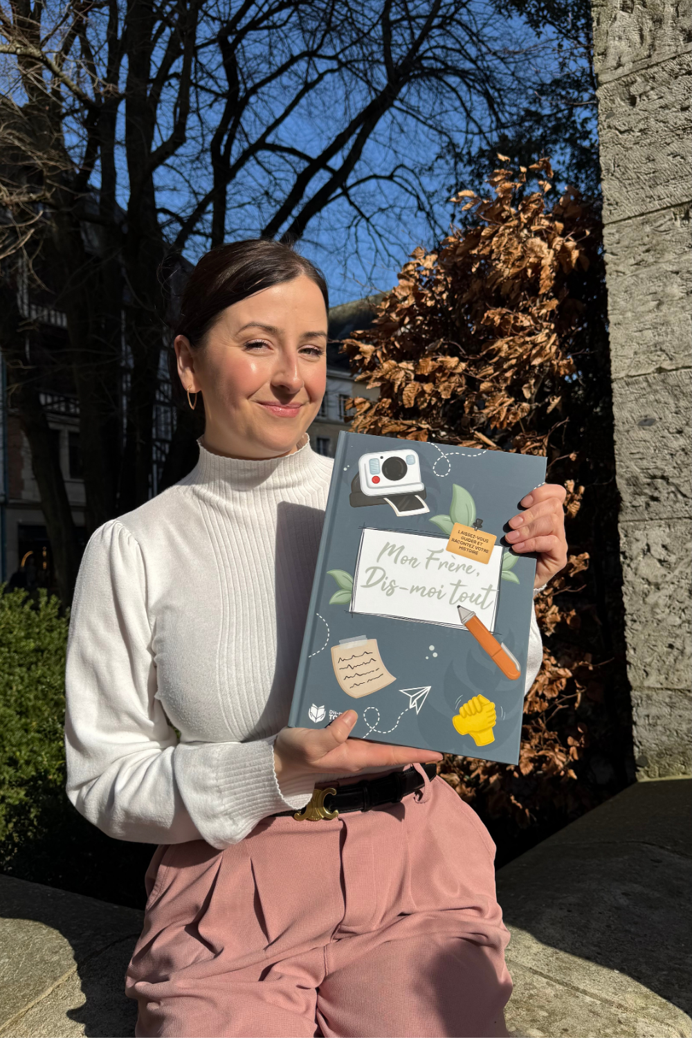 Une femme tient entre ses mains le livre "Mon frère, Dis-moi tout"