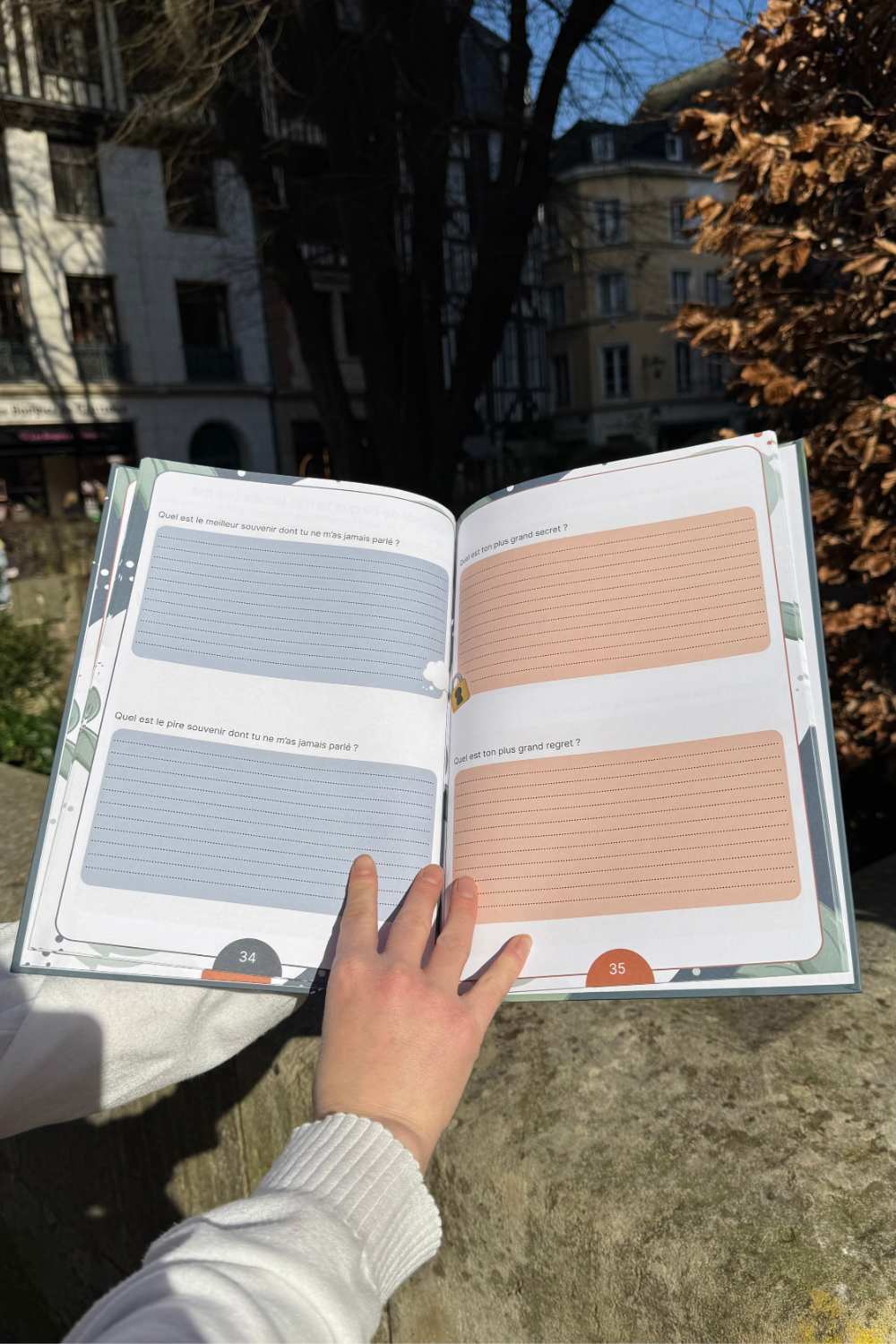 Le livre "Mon frère, Dis-moi tout" ouvert sur une double page