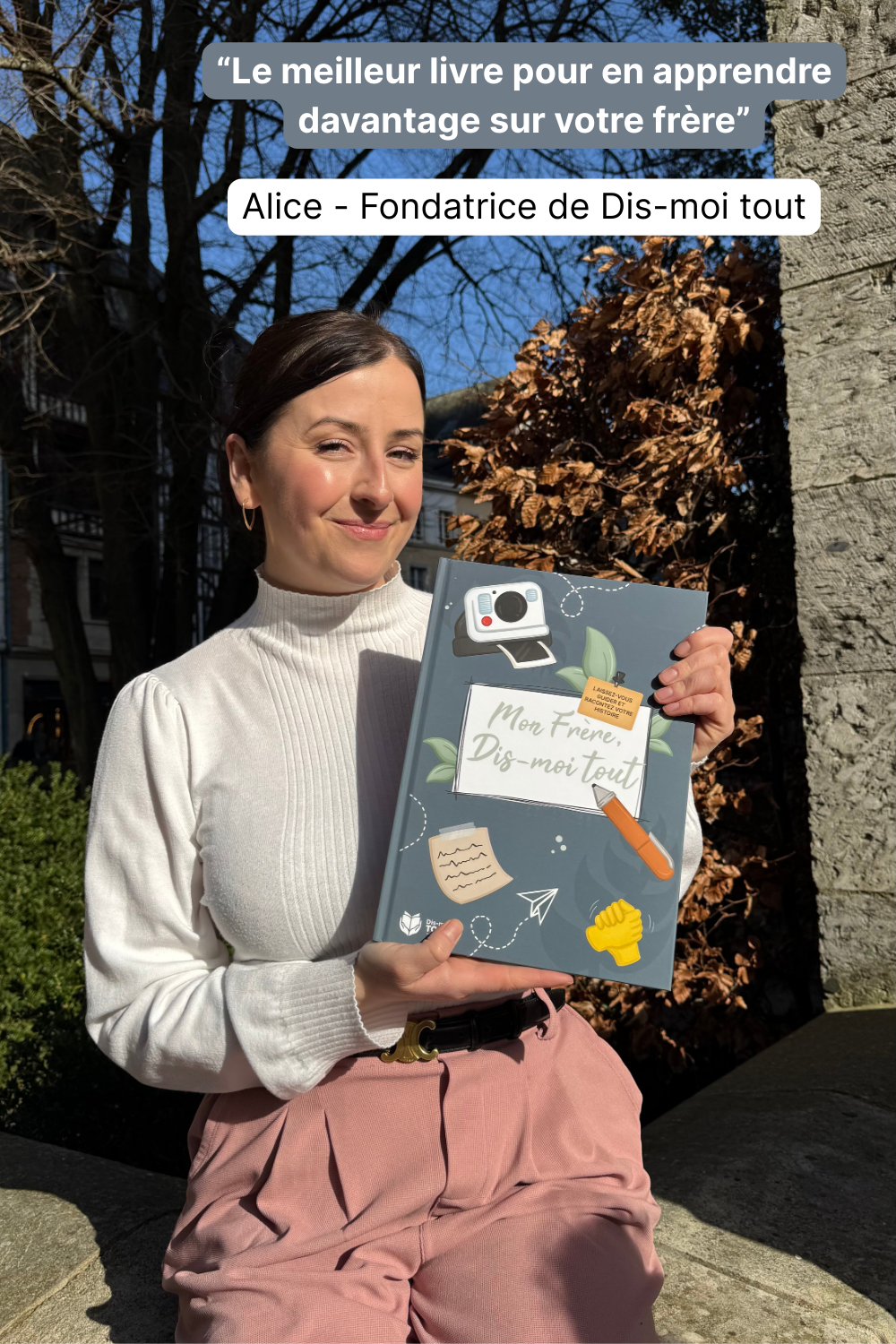 Alice Brière tient le livre "Mon frère, Dis-moi tout" entre ses mains. En haut un gauche, on peut retrouver un petit texte écrit par elle: "Le meilleur livre pour en apprendre davantage sur frère"