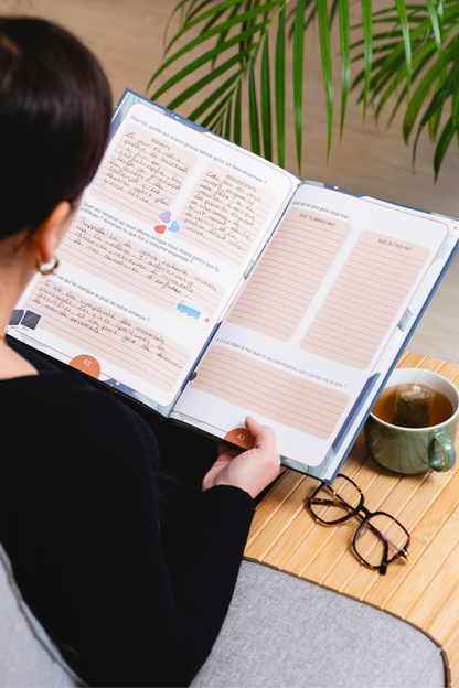 Le livre "Mon frère, Dis-moi tout" ouvert sur une double.