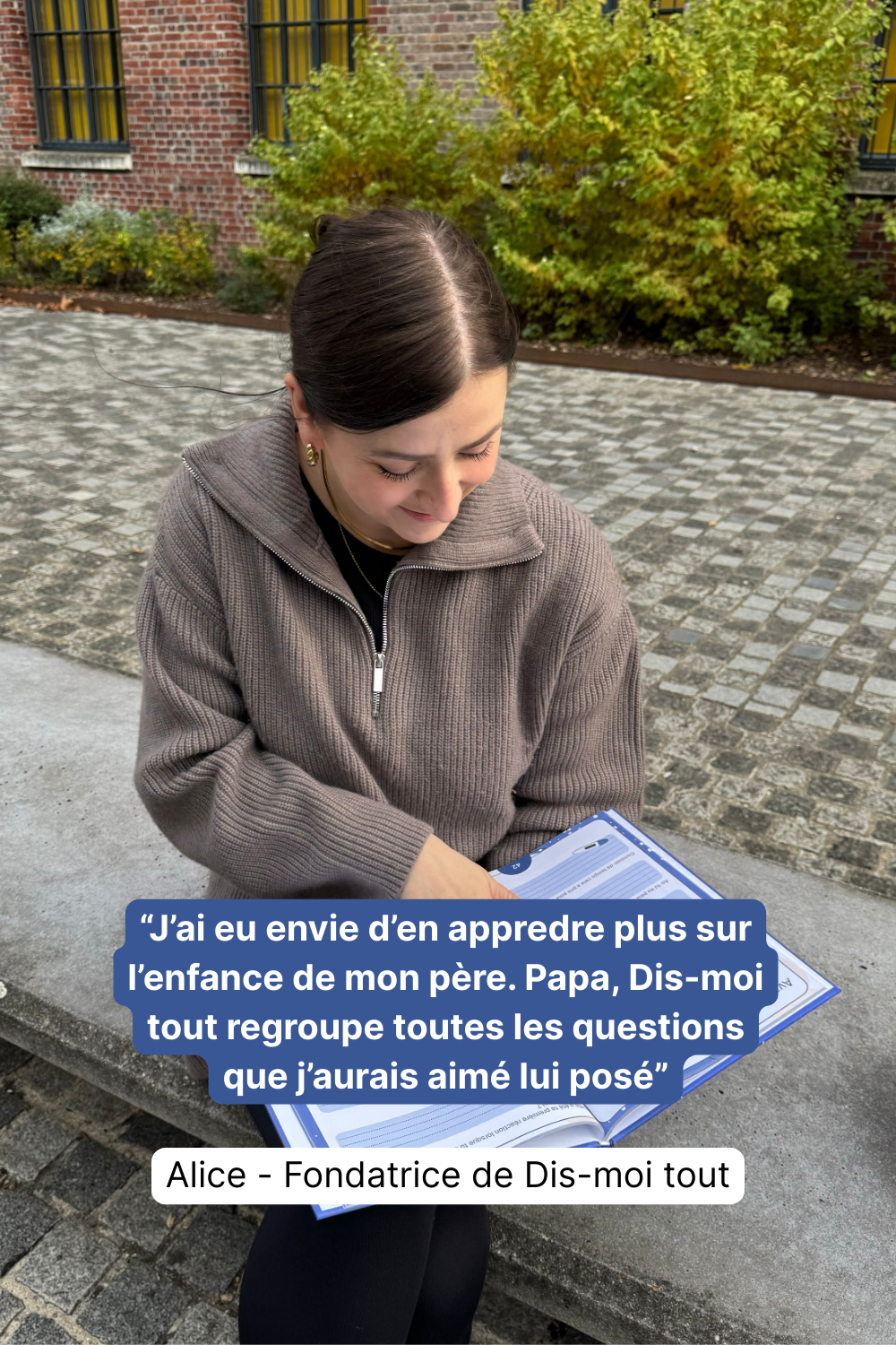 Photo d'Alice Brière avec le livre Papa, Dis-moi tout ouvert entre ses mains. Au premier plan, il y a un petit texte dans lequel elle explique comment lui est venu l'idée du livre Papa, Dis-moi tout