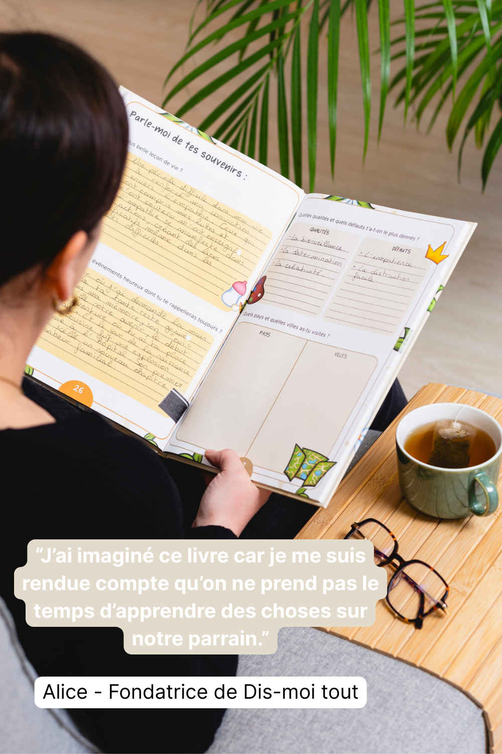 Photo d'une femme qui tient le livre "Parrain, Dis-moi tout" ouvert entre ses mains avec en bas à gauche un petit texte de la fondatrice de Dis-moi tout