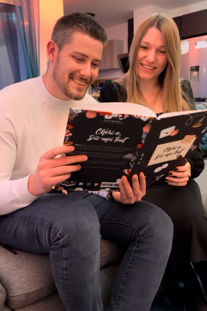 Couple tenant le livre chéri.e, dis-moi tout