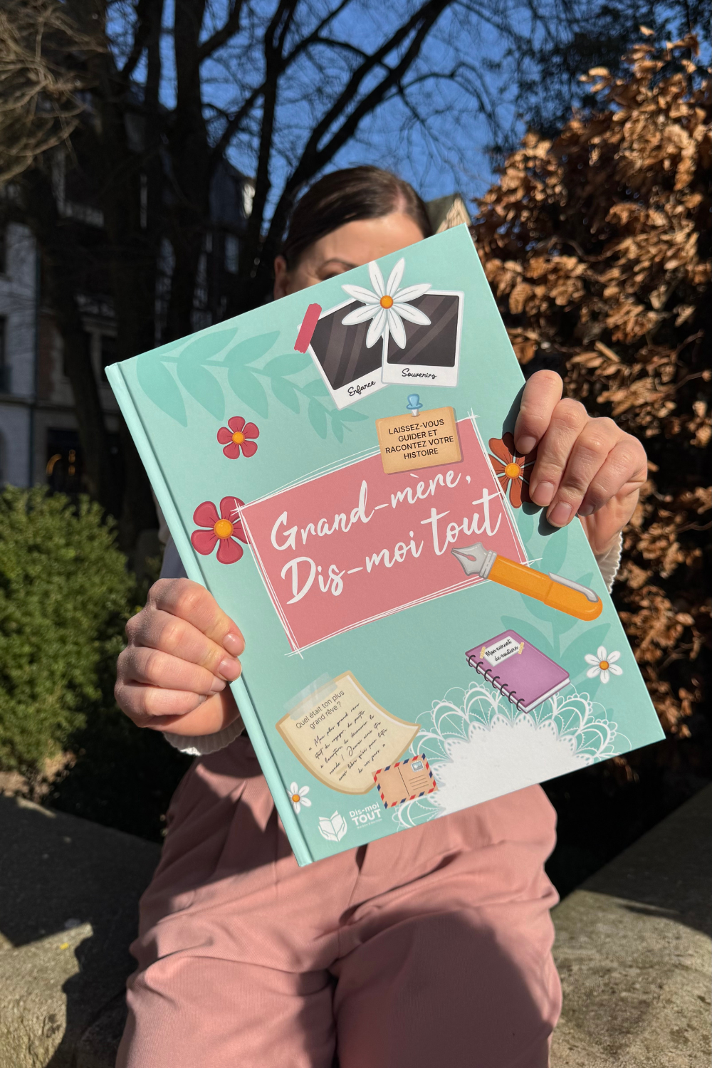 livre grand-mère dis-moi tout tenu en mains