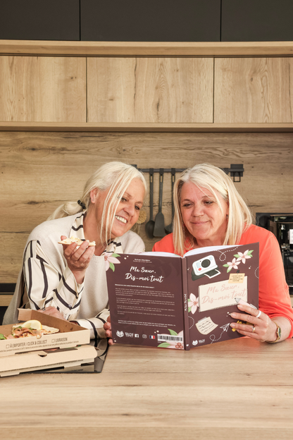 femmes souriantes tenant le livre Ma soeur, dis-moi tout dans les mains