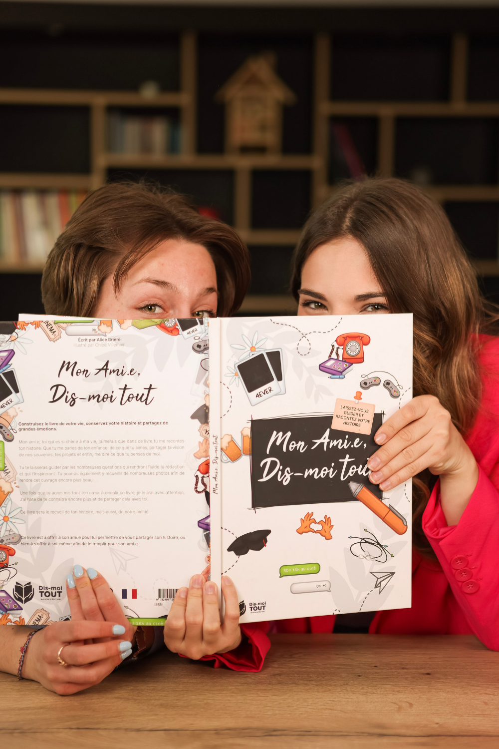 amies très souriantes avec le livre à remplir Mon ami.e, dis-moi tout