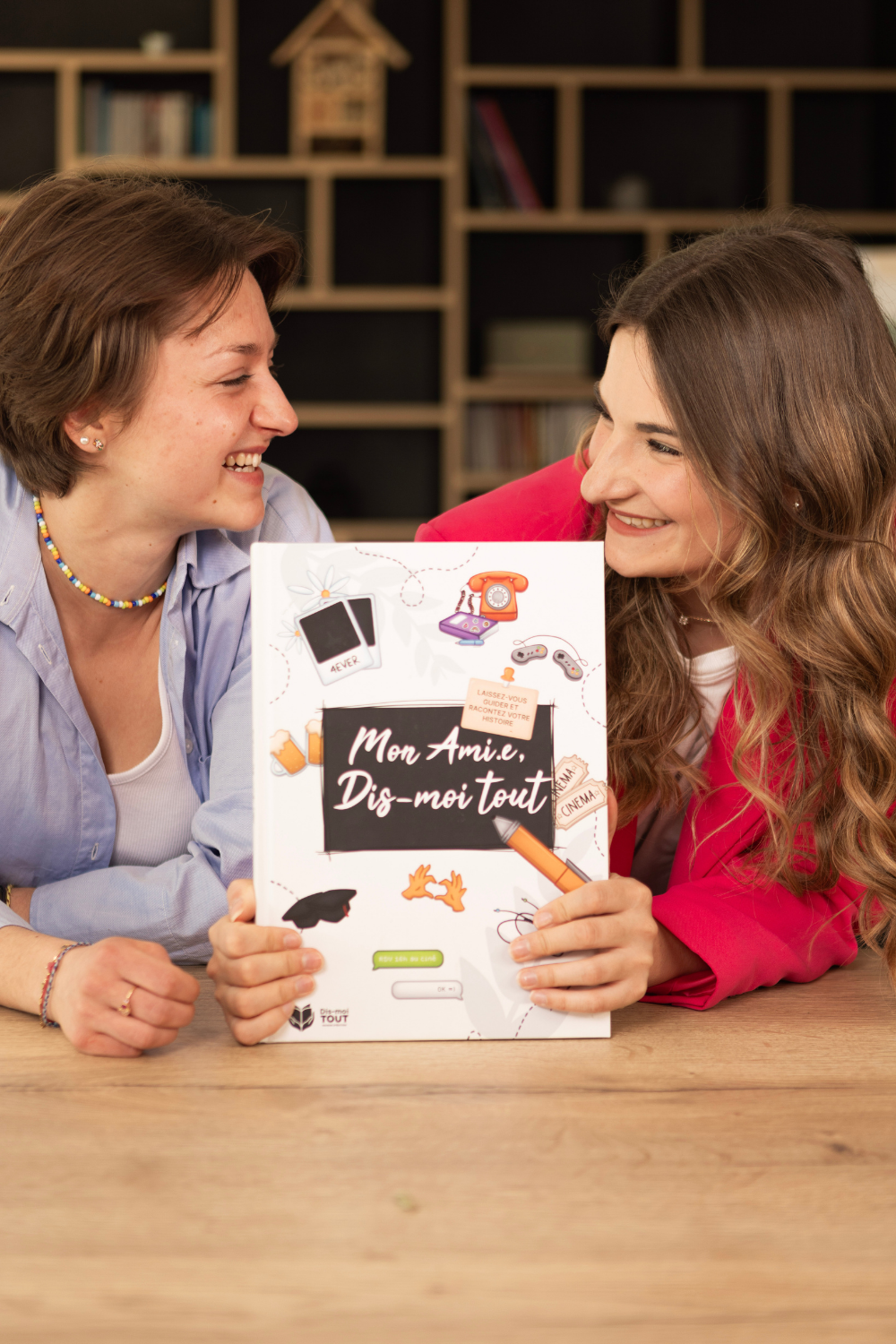 deux amies avec le livre à remplir Mon ami.e, dis-moi tout