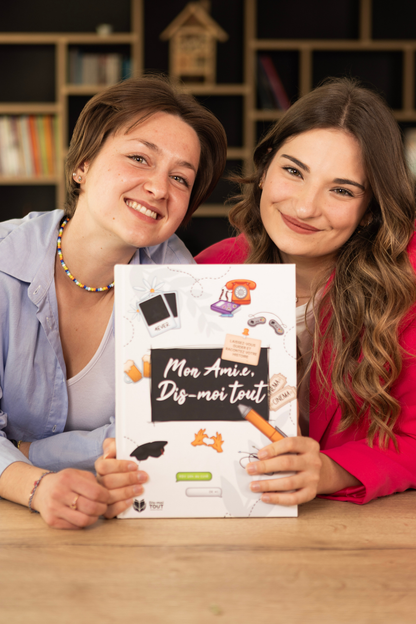 amies souriantes avec le livre Mon ami.e, dis-moi tout