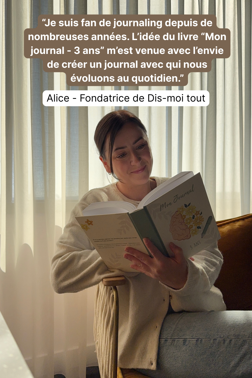 Livre d'introspection ouvert dans les mains