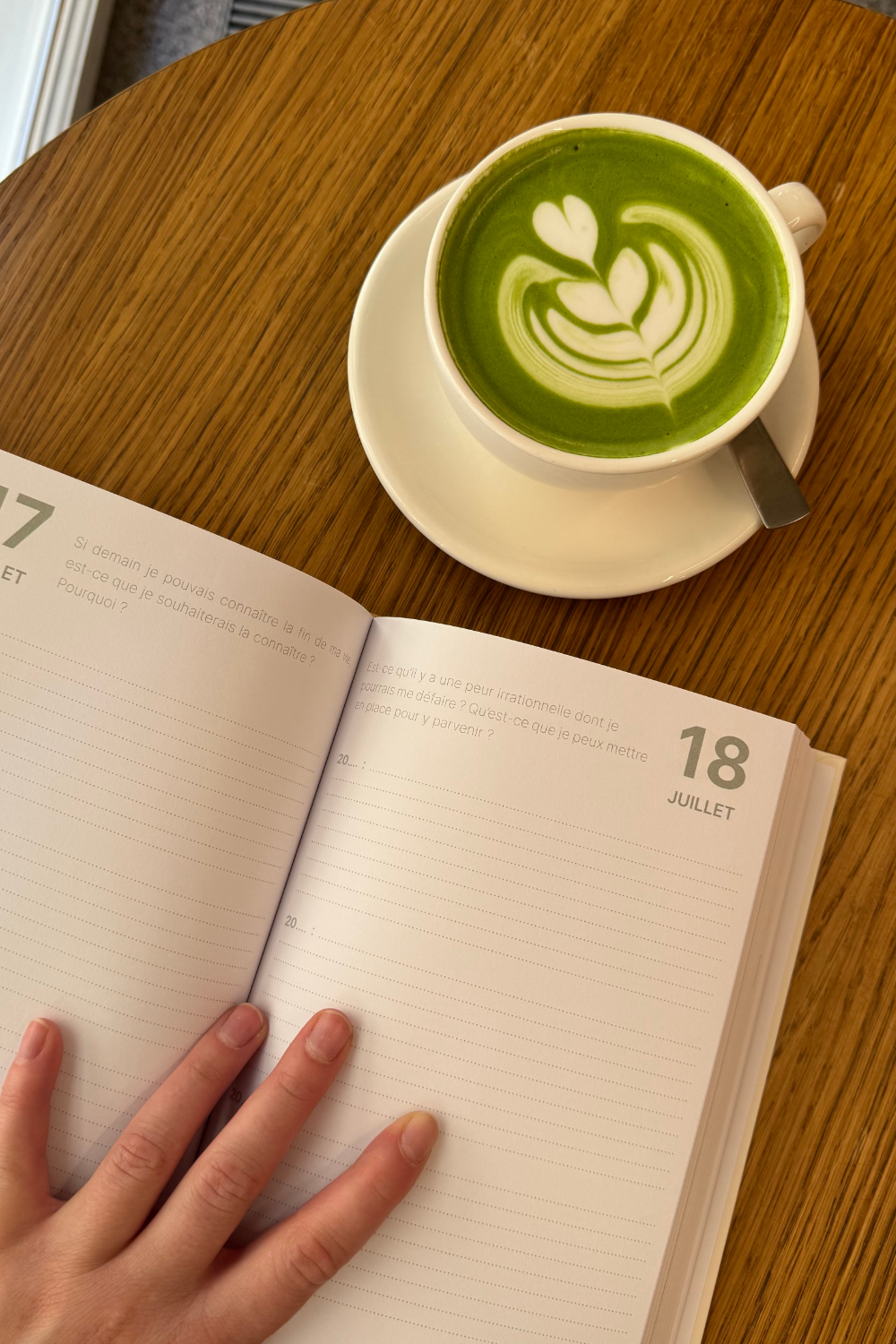 Journal d'introspection ouvert sur la table avec un matcha