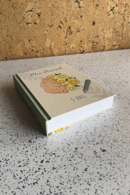 Mon journal 3 ans posé sur la table
