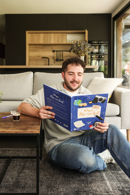 livre pour papa tenu dans les mains