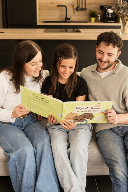 Une fille et ses parents sont entrain de lire le livre "Papa et Maman, Je vous dis tout"