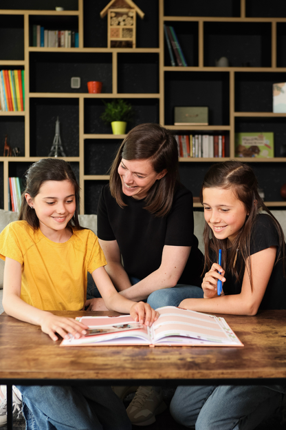 rires entre tata et ses nièces devant le livre tata, dis-moi tout